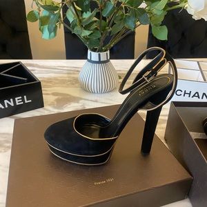 GUCCI Made In Italy Size 41.5 black suede heels with ankle strap and gold detail